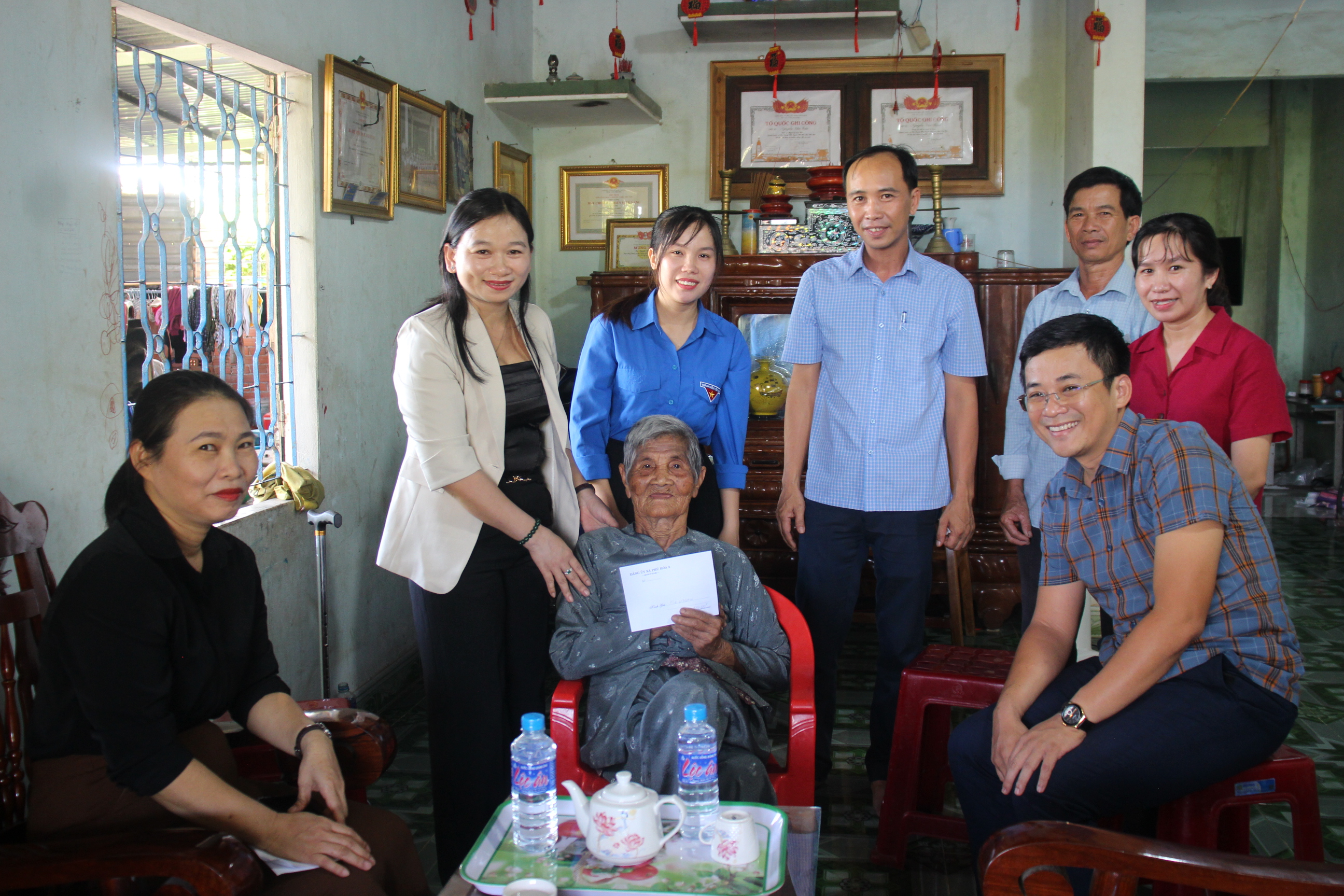 XÃ PHÚ HOÀ 2 THĂM, TẶNG QUÀ NGƯỜI CÓ CÔNG CÁCH MẠNG NHÂN KỈ NIỆM 78 NĂM NGÀY THƯƠNG BINH - LIỆT SỸ (27/7/1947-27/7/2025)